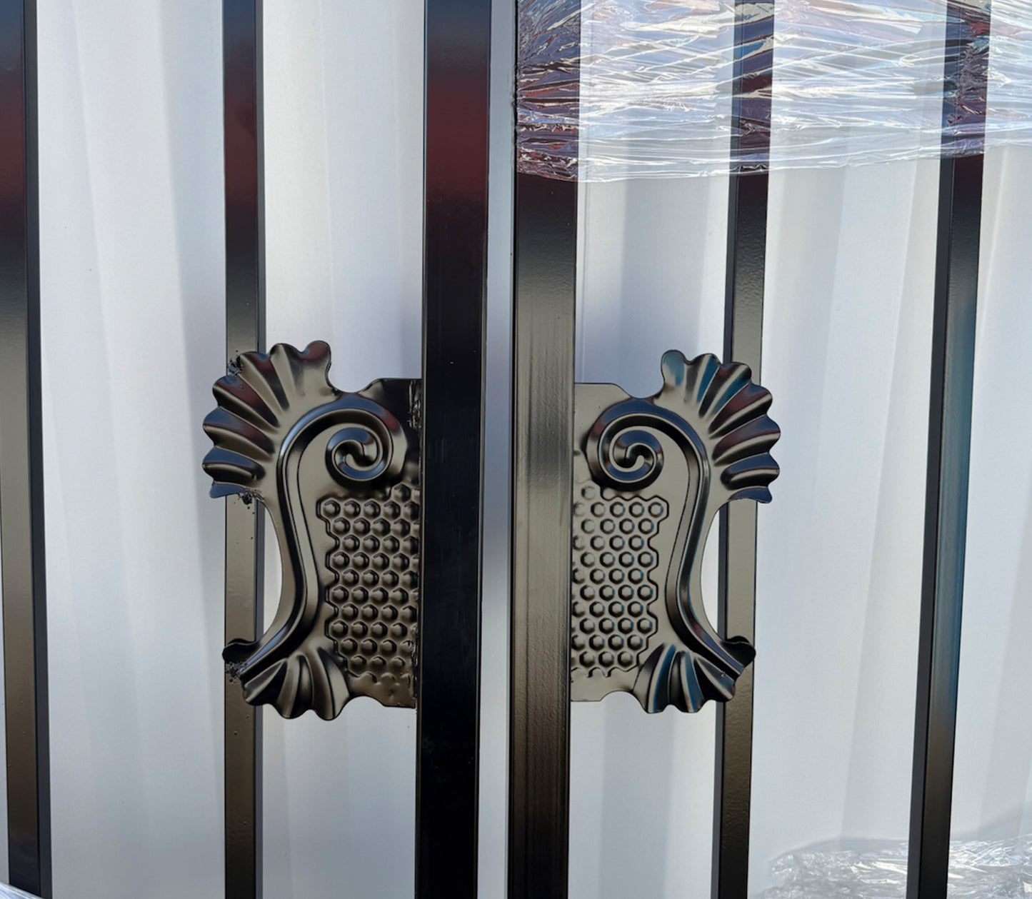 Single Timber Post Metal Driveway Gate – Tree of Life