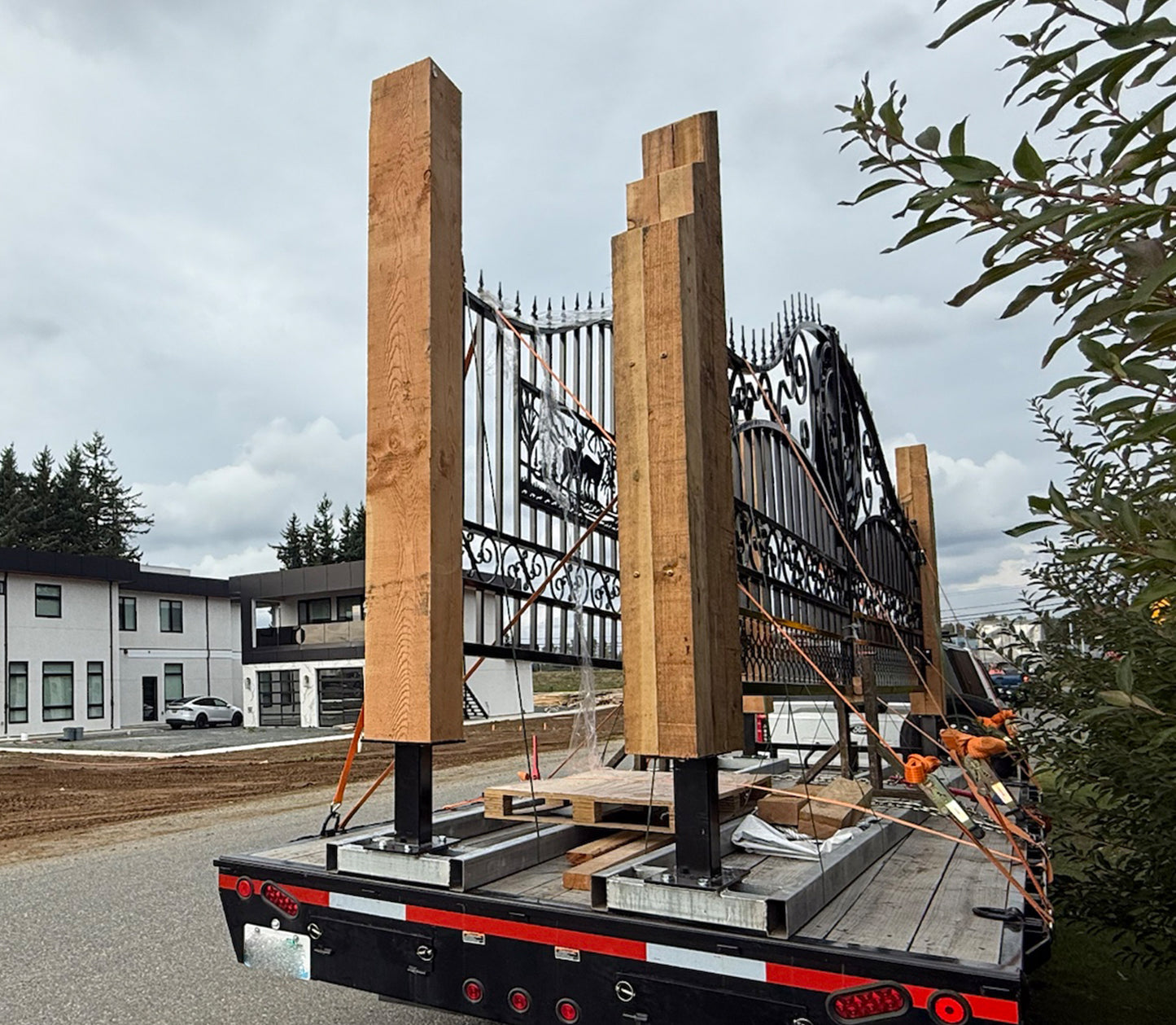 Triple Timber Posts Metal Driveway Gate – Rectangular Deer Style